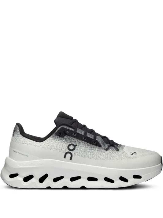ON RUNNING
Cloudtilt 'Black/Ivory' Sneaker